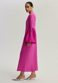 Touché Privé SLEEVE DETAILED - Maksikleit - fuchsia