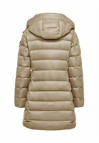 Beige pufferjack met een capuchon, met een gewatteerd ontwerp, horizontale strepen en een gladde, glanzende textuur. Ritszak aan de zijkant.