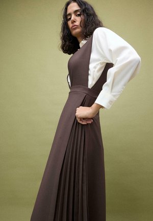 Touché Privé, PLEAT DETAILED CREPE DRESS - Robe de jour - brown