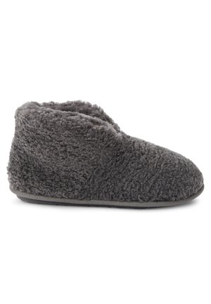 Zapatilla de casa alta, suave y gris, con tela aterciopelada y texturizada y suela plana, diseñada para brindar comodidad y calidez en interiores.
