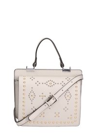 Borsa beige con design a borchie, caratterizzata da accenti in argento e oro. Forma strutturata con manico superiore e tracolla regolabile.