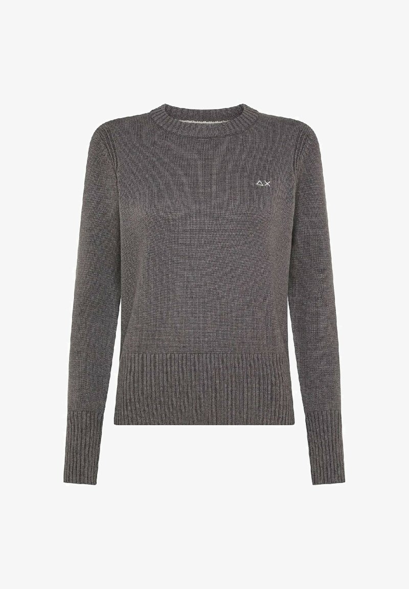 Maglione grigio a maglia con scollo rotondo, polsini e orlo a costine. Presenta un logo sottile sul petto e un motivo testurizzato su tutta la superficie.