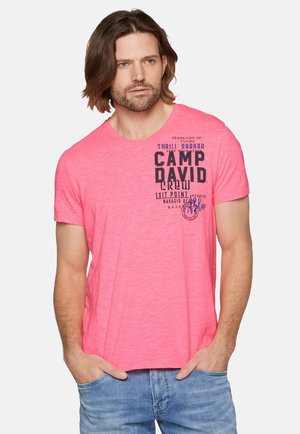 MIT V-NECK UND LOGO - Print T-shirt - neon pink