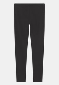 Zwarte legging van rekbaar materiaal, met een eenvoudig ontwerp, volledige lengte en een comfortabele elastische tailleband. Geen zichtbare patronen of accenten.