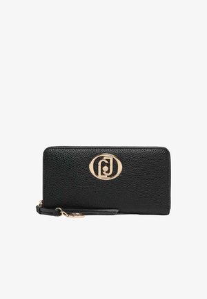 Portefeuille zippé en cuir noir texturé avec logo circulaire doré et détail de bracelet sur fond blanc.