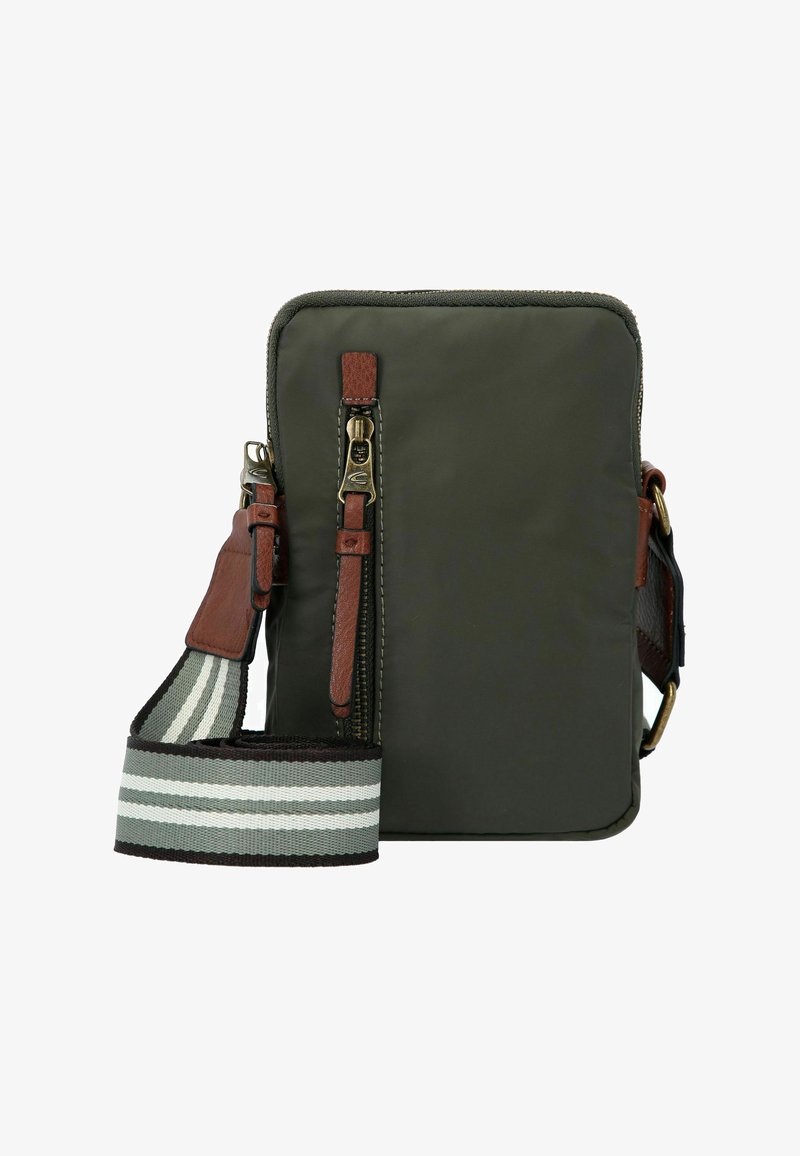 Dunkelgrüne Nylon-Crossbody-Tasche mit braunen Lederelementen, einem Reißverschluss und einem gestreiften, verstellbaren Trageriemen. Glatte Textur, rechteckige Form.