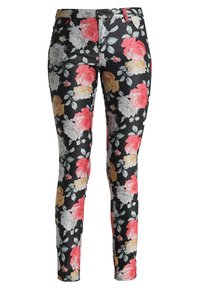 Blumen-Jeans im Skinny-Stil mit schwarzem Hintergrund und großen Rosen in Pink, Rot und Gelb, ergänzt durch grüne Blätter. Stretchstoff-Design.