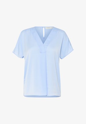 Svetlo modrá blúzka s krátkym rukávom a výstrihom do V, so zapínaním na zadnej časti krku, vyrobená z hladkej látky a s voľným strihom.