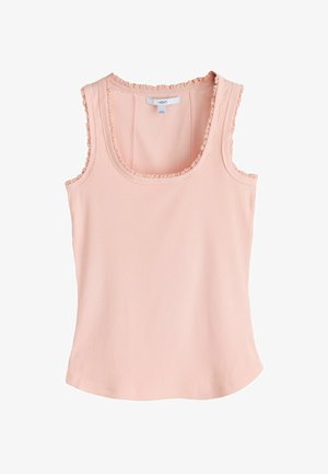 Gaiši rozā ribota piedurkņu topi ar apaļu izgriezumu un smalku volānu apmalē, izlikts uz balta fona.