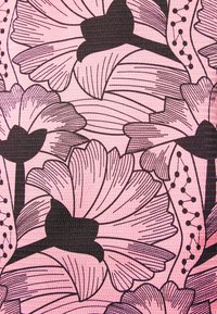 Květinový vzor tkaniny s velkými růžovými květy obkreslenými černou barvou, s detailními okvětními lístky a malými černými tečkami, umístěný na růžovém pozadí.