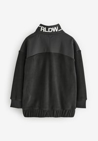 Schwarzer Fleece-Pullover mit hohem Kragen, der einen glatten oberen Abschnitt, gerippte Bündchen und einen gerafften Saum aufweist. "RL DW"-Logo am Kragen.