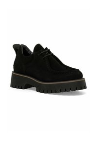 Zapatos de ante negro con suela de goma gruesa, con punta redonda, detalles de costura y cordones en la parte delantera. Superficie texturizada y lengüeta.