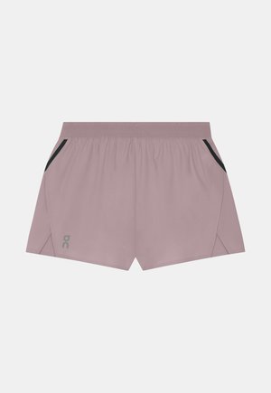 Shorts de sport rose clair avec une taille élastique, des poches latérales noires, des fentes latérales à l'ourlet et un logo discret sur la jambe gauche.
