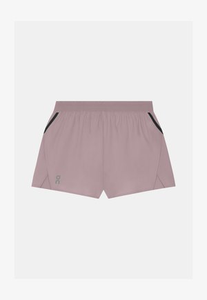 Shorts de sport rose clair avec une taille élastique, des poches latérales noires, des fentes latérales à l'ourlet et un logo discret sur la jambe gauche.