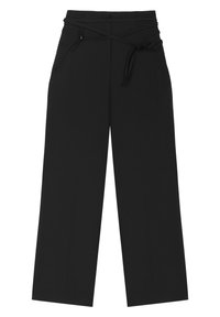 Czarne spodnie w szerokim kroju z wysokim stanem, z materiałowym paskiem do wiązania i kieszeniami po bokach. Materiał jest gładki z teksturowanym detalem na pasie.