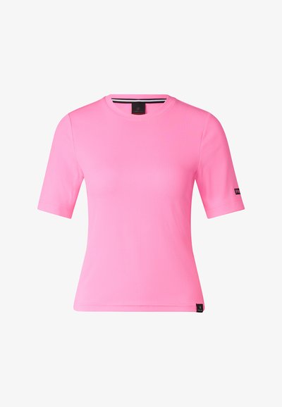 Rosa kurzärmeliges, geripptes Shirt mit Rundhalsausschnitt und schwarzen Markentags an Kragen, Ärmel und Saum, auf weißem Hintergrund dargestellt.