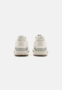 Sneaker bianche con accenti grigi, dettagli perforati sul tallone, suola testurizzata e un logo sul retro. Design leggero.