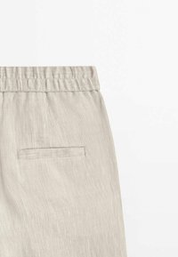 Lichtgrijze, textuur-pantalons met een elastische tailleband en één achterzak, met een subtiele visgraatmotief.