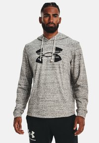 Helle graue langärmelige Kapuzenjacke aus strukturiertem Stoff; mit einem schwarzen Under Armour-Logo und weißem Text auf der Vorderseite.