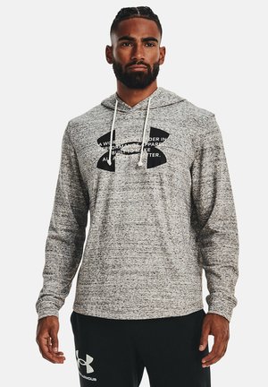 Helle graue langärmelige Kapuzenjacke aus strukturiertem Stoff; mit einem schwarzen Under Armour-Logo und weißem Text auf der Vorderseite.