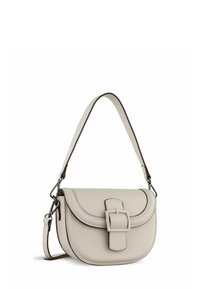 Borsa a tracolla in pelle beige chiaro con forma arrotondata, patta curva e dettaglio prominente con fibbia. Dotata di tracolla regolabile.