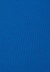 Sininen ribbikangas, jossa on hienoja pystysuoria raitoja, joka omaa sileän pinnan ja hieman joustavan laadun, sopii vaatteisiin tai tekstiileihin.