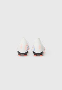 Fussballschuhe mit einem weißen synthetischen Obermaterial, das leichte Blautöne und orangefarbene Akzente aufweist, einer schwarzen Sohle und leuchtend orangefarbenen Stollen an der Außensohle.