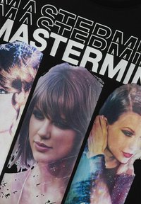 Juodas marškinėliai su trimis atspausdintais moters paveikslėliais ir didelėmis baltomis raidėmis viršuje parašytu žodžiu "MASTER".