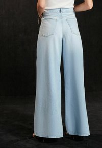 Next PALAZZO - Alt laienevad teksad - bleach wash