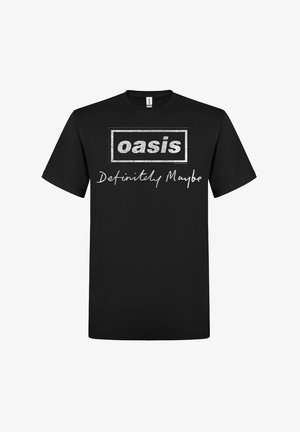 Camiseta de algodón negra con un prominente gráfico rectangular blanco que lleva la palabra "oasis" y la frase "Definitely Maybe" en cursiva.