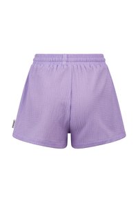 Paarse shorts van een textuur, wafelstof. Heeft een elastische tailleband en een rechte snit, afgewerkt met een klein label aan de zijkant.
