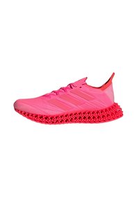 Scarpa da atletica rosa con tomaia texturizzata, caratterizzata da tre strisce sui lati e un design di intersuola a rete distintivo. Accenti rossi sul tallone.