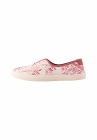 Zapato tipo slip-on de lona en rosa claro con un patrón floral en rosa oscuro, suela de goma, punta redondeada y acentos en marrón burdeos en el talón.
