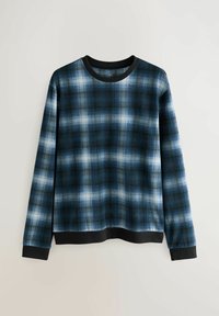 Pulover cu mânecă lungă și gât rotund, cu model în carouri albastru, negru și alb, guler, manșete și tiv negre.