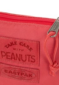 Eastpak UP CASE - Astuccio - peanuts doghouse