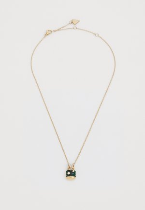 Goldene Halskette mit einer Kabelkette, die einen grünen Anhänger mit geometrischen Akzenten und einem kleinen diamantähnlichen Detail auf der Vorderseite trägt.