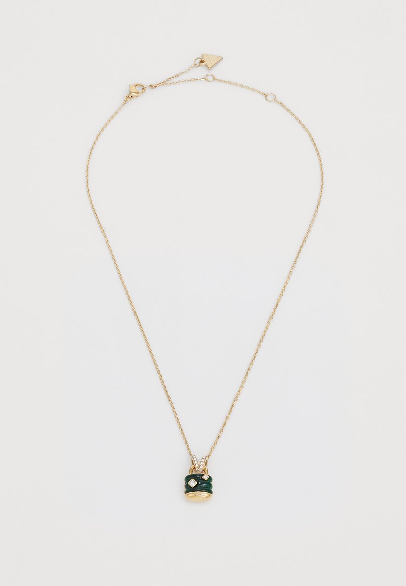 Kuldne kaelakee köite ahelaga, millel on roheline ripats, kaunistatud geomeetriliste aktsentidega ja väikese teemanti sarnase detailiga ees.