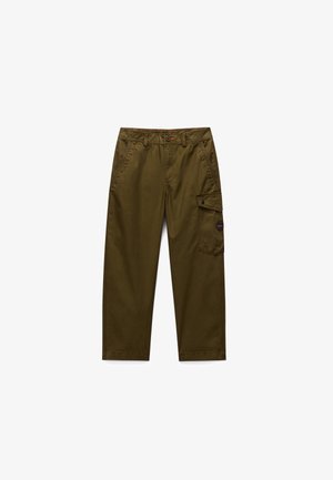 Olijfgroene cargobroek met een losse pasvorm, voorzien van steekzakken aan de voorkant en een zij-cargozak met knoopsluiting en logopatch.