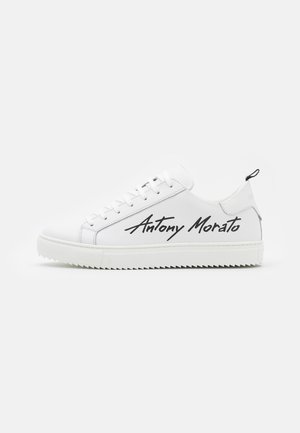 SCREEN IN AND GLOSSY LOGO SILK PRINTED - Sneakers basse - white