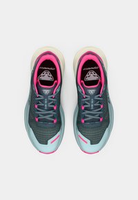 Αθλητικά παπούτσια τρεξίματος σε σκούρο τιρκουάζ και ανοιχτό μπλε. Διαπνέον άνω μέρος από πλέγμα με ροζ λεπτομέρειες. Παχιά σόλα με ανάγλυφο σχέδιο. Οι κορδόνες είναι γκρι.