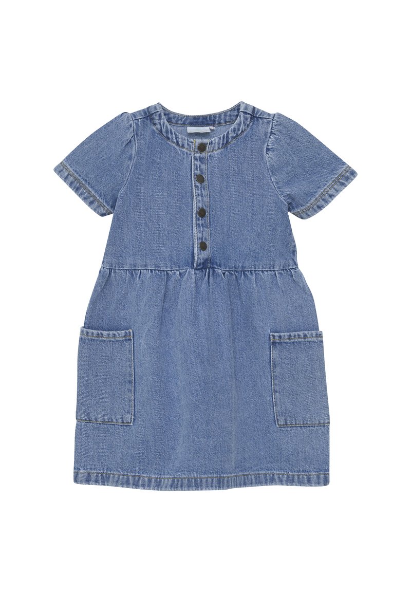 Jeansklänning med rund halsringning, korta puffärmar, knäppning fram och två stora fickor. Färgen är ljusblå med sydda detaljer.