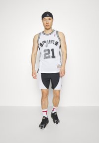 Mitchell & Ness NBA SWINGMAN SAN ANTONIO SPURS 98 TIM DUNCAN - Maillot NBA - white