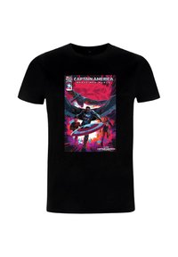 Camiseta negra de manga corta con un diseño colorido de cómic de Capitán América, sobre un fondo rojo y púrpura y tipografía audaz.