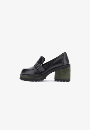 Zapato de piel negra con un chunky tacón de bloque de ante verde. Presenta una hebilla decorativa y una silueta de punta redonda con suela texturizada.