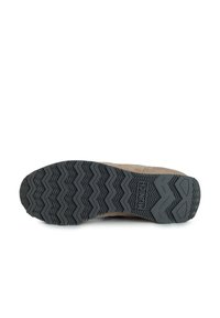 Zapato de ante marrón con una suela de goma negra resistente que presenta un patrón de zigzag. Incluye una marca en el lateral y detalles de costura discretos.