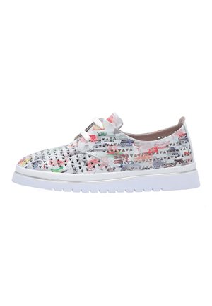 Schnürschuhe mit einem perforierten, mehrfarbigen Oberteil aus Synthetik, weißer Sohle und kontrastierenden Akzentfarben in einem geometrischen Muster.