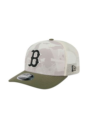 Cappellino con motivo mimetico in grigio e bianco, retro in rete, visiera curva verde e logo ricamato "B" nero sul davanti.
