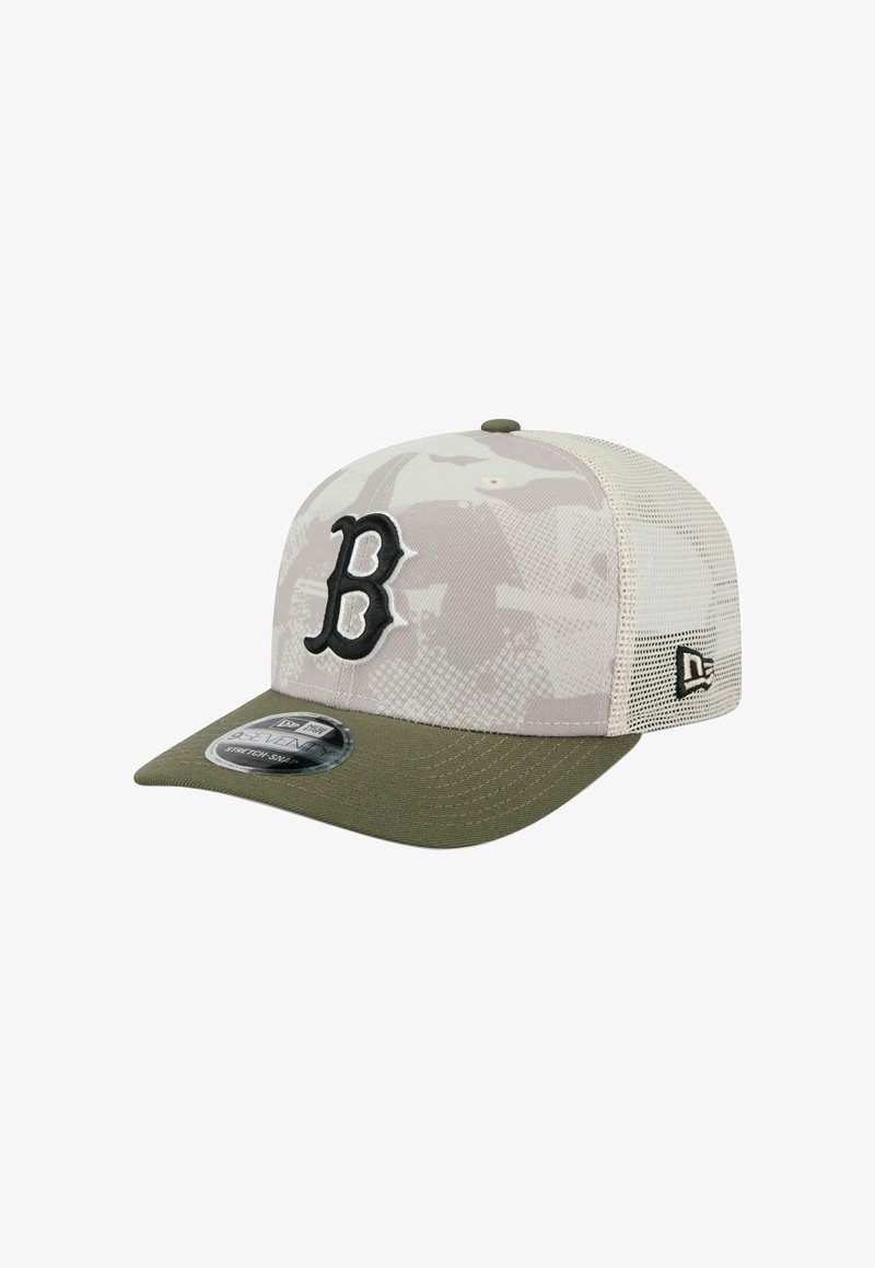 Mütze mit einem Tarnmuster in Grau und Weiß, mesh-Rückseite, grünem gebogenem Schirm und schwarzem gesticktem „B“-Logo auf der Vorderseite.