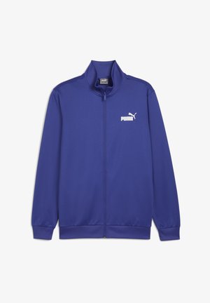 Lilla zip-up jakke lavet af glat stof, med høj krave, ribbede manchetter og et hvidt Puma-logo på øverste venstre side.