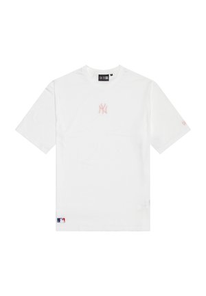 Λευκό T-shirt με κοντά μανίκια και μικρό ροζ λογότυπο των New York Yankees στο στήθος, καθώς και αυτοκόλλητο λογότυπο MLB κοντά στο κάτω τελείωμα.